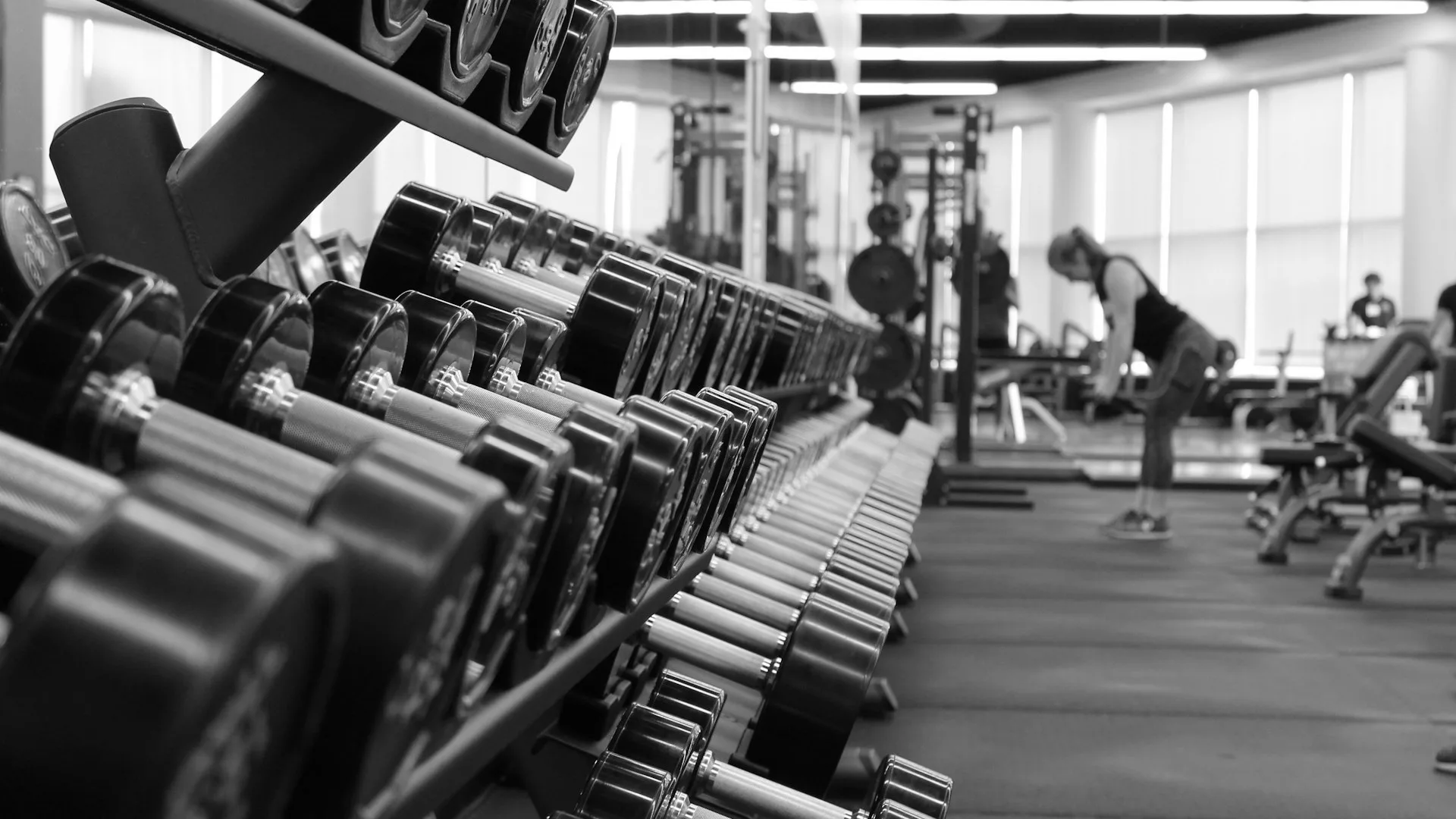 Bir derse hazır ekipmanlarla modern bir fitness stüdyosu