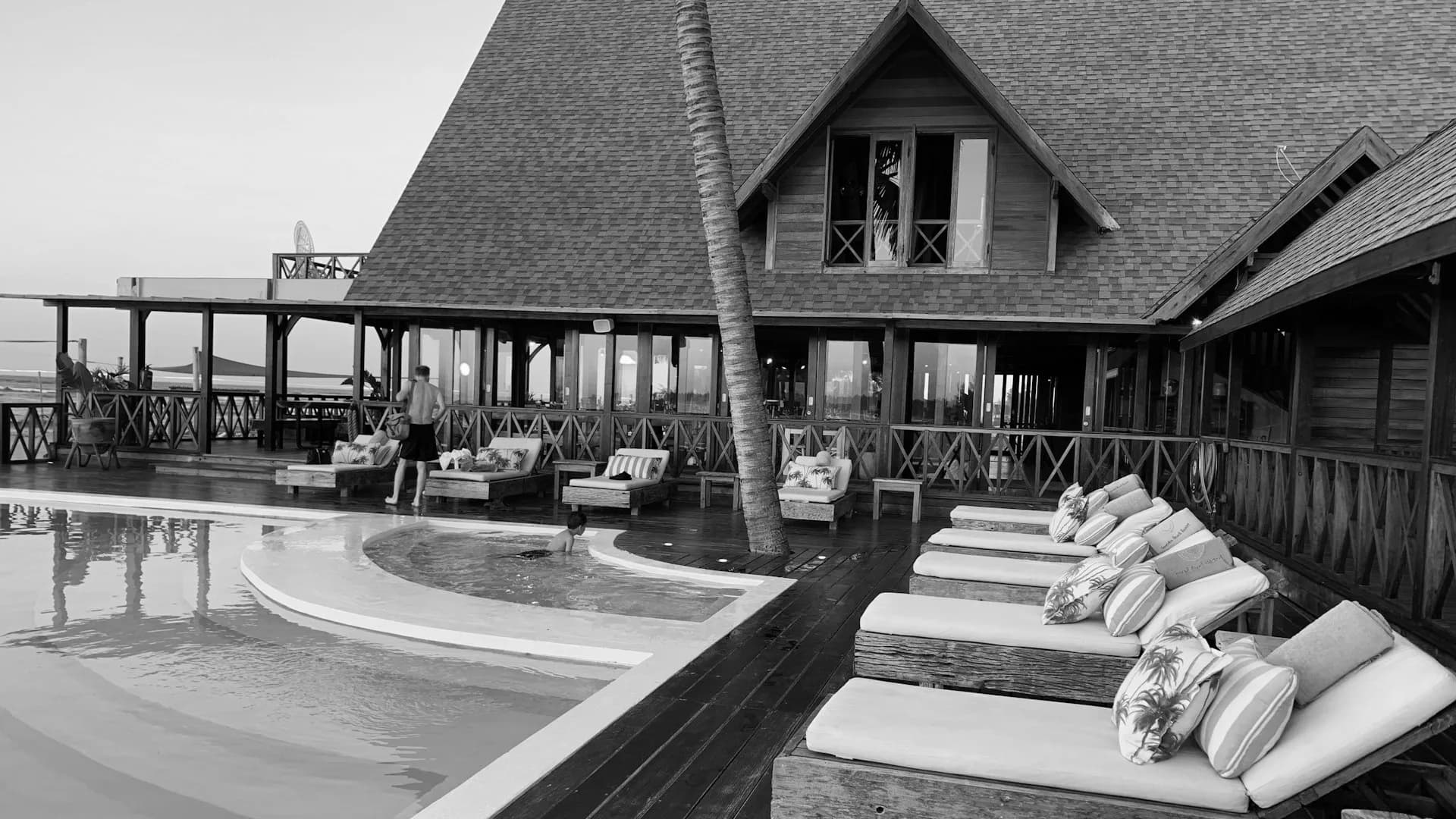 Sıcak, davetkar ışıklandırmaya sahip butik bir otel lobisi