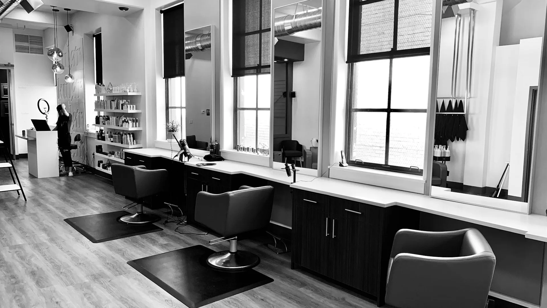 Ein moderner Salon-Innenraum mit für Kunden bereitstehenden Stylingstühlen