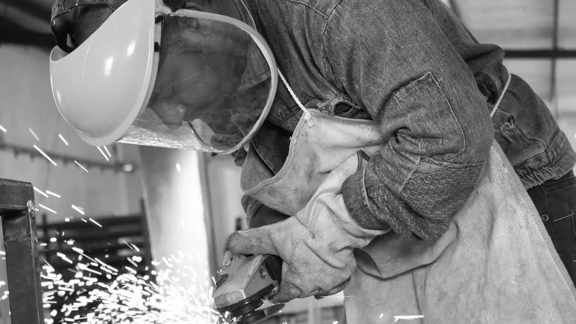 Ein Handwerker, der auf einer Baustelle mit Werkzeugen arbeitet