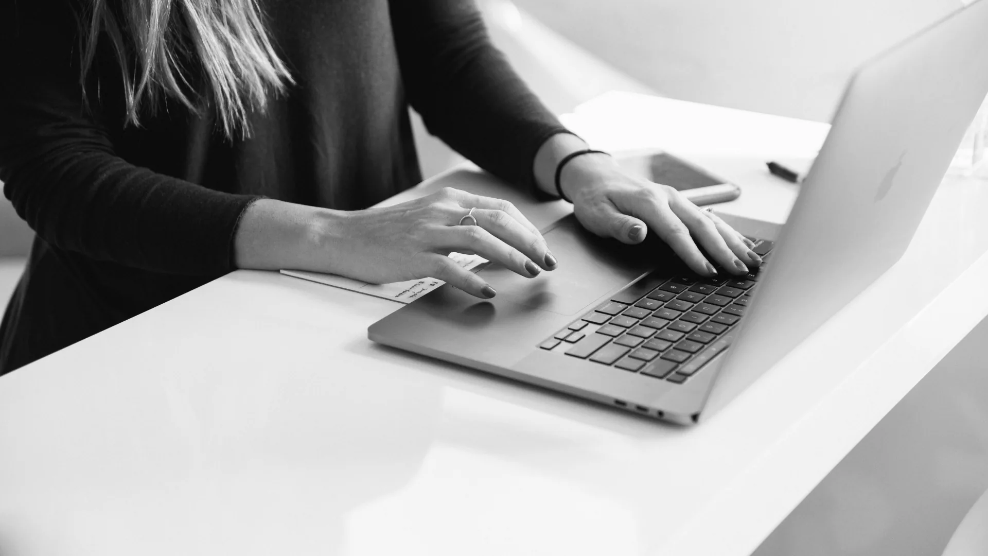 Medya kütüphanesi ve yayın kontrolleriyle yapılandırılmış bir CMS gösteren içerik editörü paneli