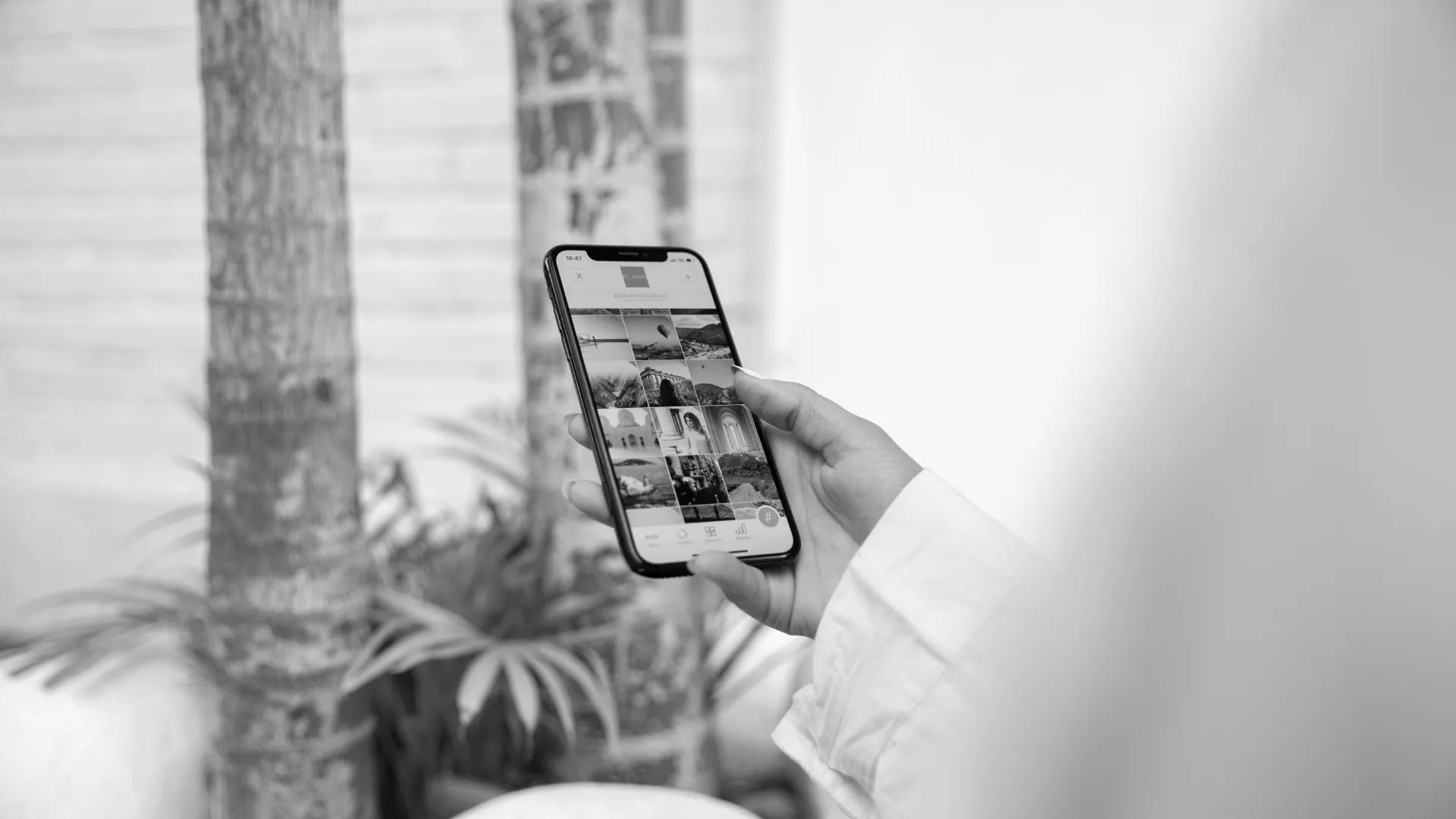 Smartphone mit der Oberfläche einer individuell entwickelten mobilen App mit nativer Navigation