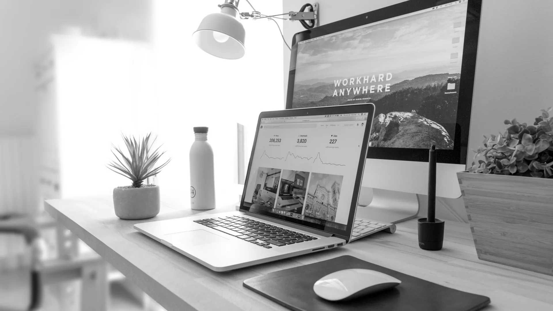 Laptop-Bildschirm mit der Startseite einer individuell gestalteten, responsiven Unternehmenswebsite